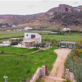 4 bedroom villa with infinity pool, Alcamo, sleeps 6-8